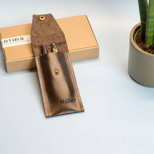 Bleistifthalter aus Leder mit Gravur. Personalisiertes Stiftetui aus Leder. Leder Stifthülle. Monogram Stifteetui. Größe