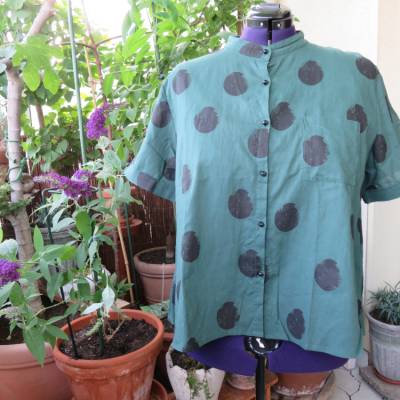 Grüne Damen Sommerbluse mit schwarzen Tupfen, Gr. 50/ 52