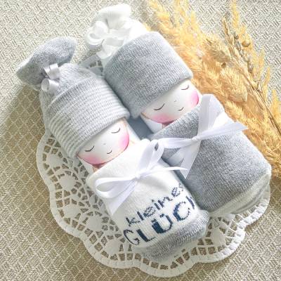 Windelbabys als Geschenk zur Geburt – 2 Stück mit Markenwindeln und Babysöckchen