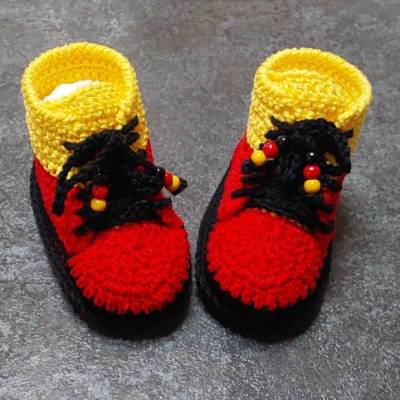 Babysneakers gehäkelt in Deutschlandfarben – ca. 10 cm – Für kleine Fußballfans