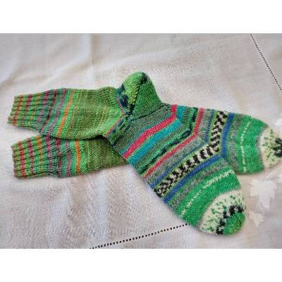 Handgestrickte Socken grün in Größe 38/39