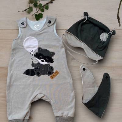 Handgefertigtes Newbornset: Strampler mit Waschbär-Motiv in Grau – Geschenk zur Geburt