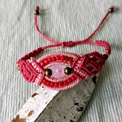 bezauberndes Makramee Armband in den Farben beere und rosa mit einer matten Glasperle und bronzefarbenen Metallperlen