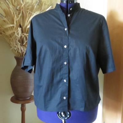 Einfache, schwarze Baumwollbluse mit tollen Knöpfen, Größe 52