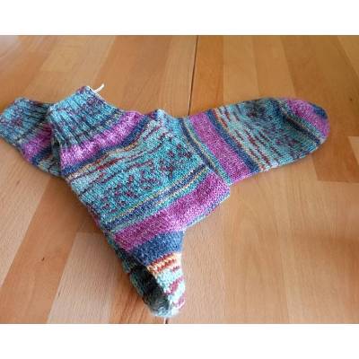 Handgestrickte Socken petrol-gemustert in Größe 38/39