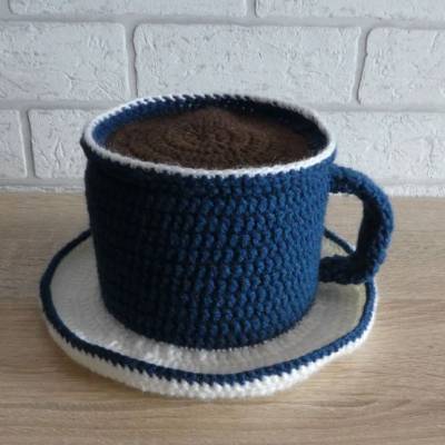 Gehäkelter Klopapierhut - Tasse mit Untertasse - blau-weiß