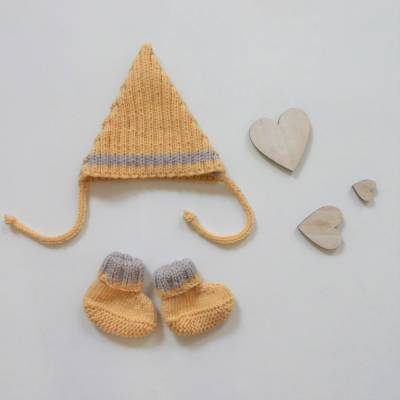 VERSANDFERTIG! PIXIEMÜTZE und BOOTIES zweiteiliges Neugeborenenset handgestrickt zur Geburt in zartem Gelb von zimtblüte