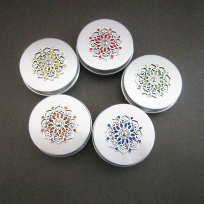 Geschenkbox, Leckerli-Box, Kleinigkeit-Box, Metalldose mit einem Metallelement in Blumenform und Strasssteinen