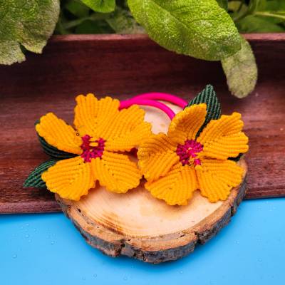 Haargummi mit Makramee-Blume, Zopfhalter gelber Hibiskus