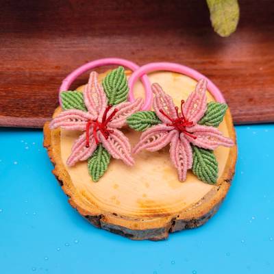 Haargummi mit Makramee-Blume, Zopfhalter rosa Lilie