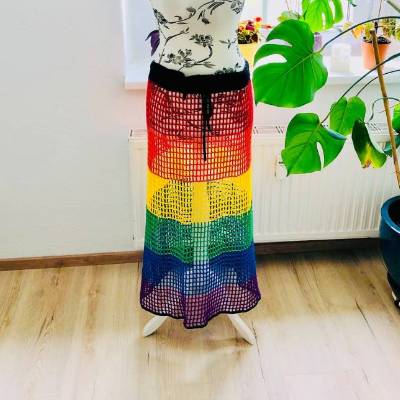 Häkelrock, Maxilänge in Regenbogenfarben, handgehäkelt