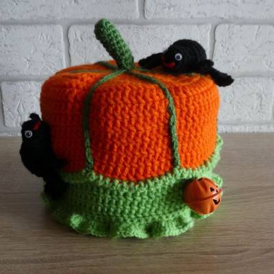 Gehäkelter Klopapierhut Halloween (Kürbis mit Spinnen)