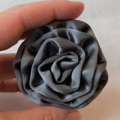 Graue Satin Haarklammer Stoffblume "Alina" festlich und elegant für Taufe Weihnachten Jubiläum Ball
