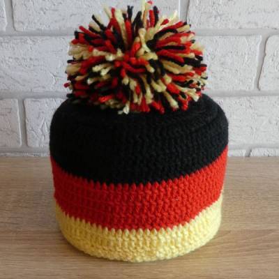 Gehäkelter Klopapierhut mit Bommel - Deutschlandfarben