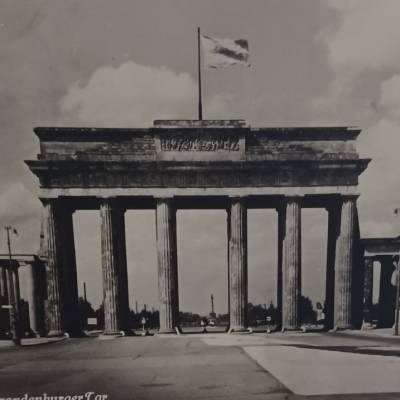 Postkarte -  Berlin  Brandenburger Tor - beschrieben vom  13.8.57