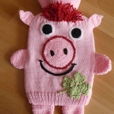 Gestrickter Wärmflaschenbezug - Glücksschweinchen - inkl.Wärmflasche rosa-rot-grün
