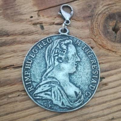 1 Charivarianhänger/ Trachtenanhänger "Maria Theresia", antik-silberfarben