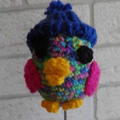 Blumenstecker / Pflanzenstecker Vogel mit Pudelmütze (bunt/pink/blau)