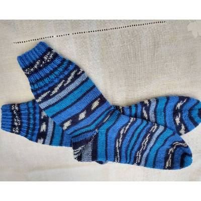 Handgestrickte Socken blau-gestreift in Größe 40/41