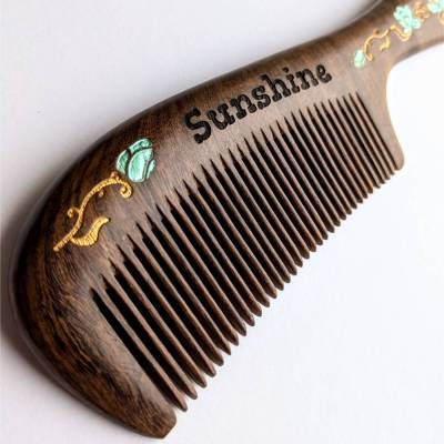 Personalisierter Holzkamm mit Stiel - Echtholz Kamm mit handbemalter Gravur - Haarpflege Geschenk aus Sandelholz