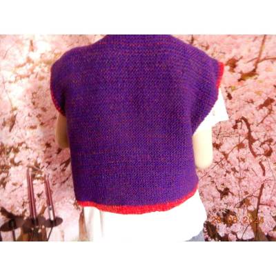 Schöne kurze dunkellila handgestrickte Trachtenweste mit Perlen und Schließe