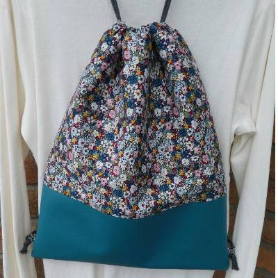 Genähter Rucksackbeutel - türkis-bunt mit Blumen