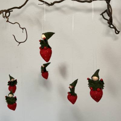 Erdbeerwichtel- Blumenkind - Jahreszeitentisch - Sommer