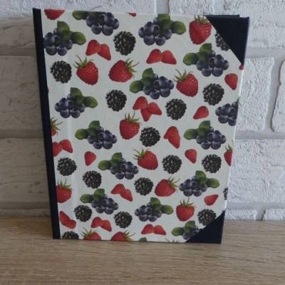 Handgefertigtes Ringbuch für DIN A6 aus Pappe, Papier und Buchleinen - Motiv:Beeren