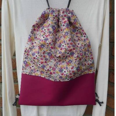 Genähter Rucksackbeutel - magenta-bunt mit Blumen