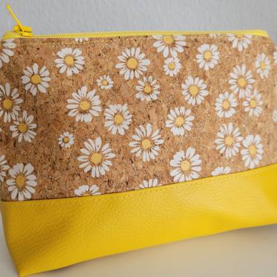 Handgemachte Korktasche mit Gänseblümchen & Kunstleder – Kosmetiktasche, Kulturtasche, Unikat