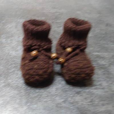 Warme Babystrickschuhe: Handgestrickte Zürdelsocken mit eingestrickter ungesponnener Schurwolle für Babys im Alter von ca. 4 - 9 Monate.