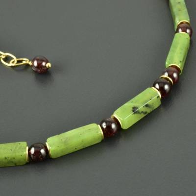 Edelsteinkette mit grüner Jade und dunkelrotem Granat, 925er Silber Halskette zart Geschenk Hochzeitstag Geburtstag Rech