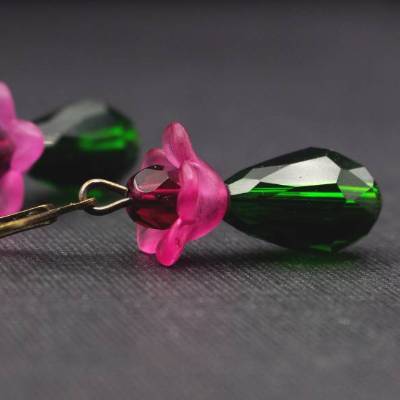 Ohrringe mit Tropfen Perlen, dunkelgrün, Blume pink