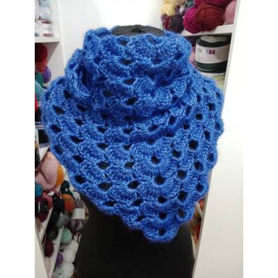 Dreiecktuch "blaue Wochenend-Blume" handgehäkelt