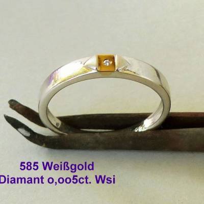 Süßer Solitär Damenring in Weißgold und Gelbgold mit kleinem Brillant. Kleine Details mit großer Wirkung