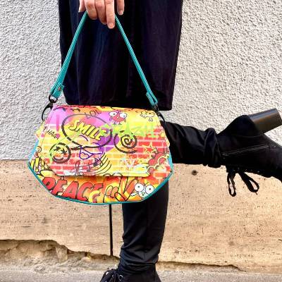 Handtasche aus Kunstleder mit buntem Design