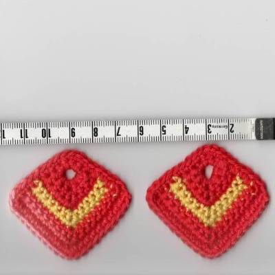 Topflappen mini 4 x4 cm für die Puppenstube oder mini Puppenküche rot gelb