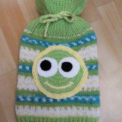 Gestrickter Wärmflaschenbezug mit Smiley-Motiv grün-weiß-gelb-türkis, inkl. Wärmflasche