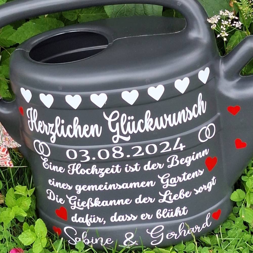 personalisiertes Hochzeitsgeschenk,10 Liter Gießkanne mit Spruch aus Vinylschrift verziert und mit Schleifendeko