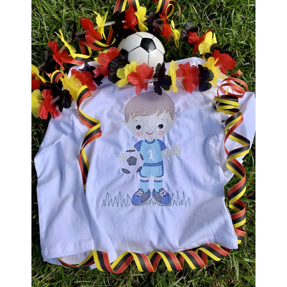 Stickdatei Fußball, Junge mit Ball in 3 Größen, Set 959 Bild 1