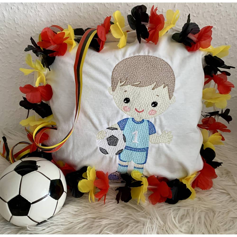 Stickdatei Fußball, Junge mit Ball in 3 Größen, Set 959 Bild 2