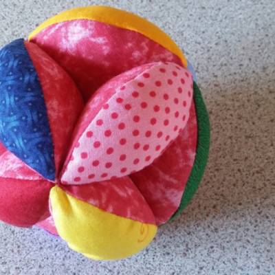 Bunter Greifball rosa mit Klapper – Motorikball für Babys, Ø ca. 13,5 cm, waschbar