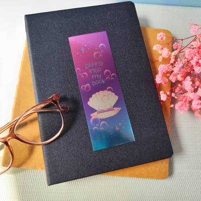 Lesezeichen mit Hologramm-Effekt "Diving into my book", Geschenkidee für Bücherwürmer und Leseratten