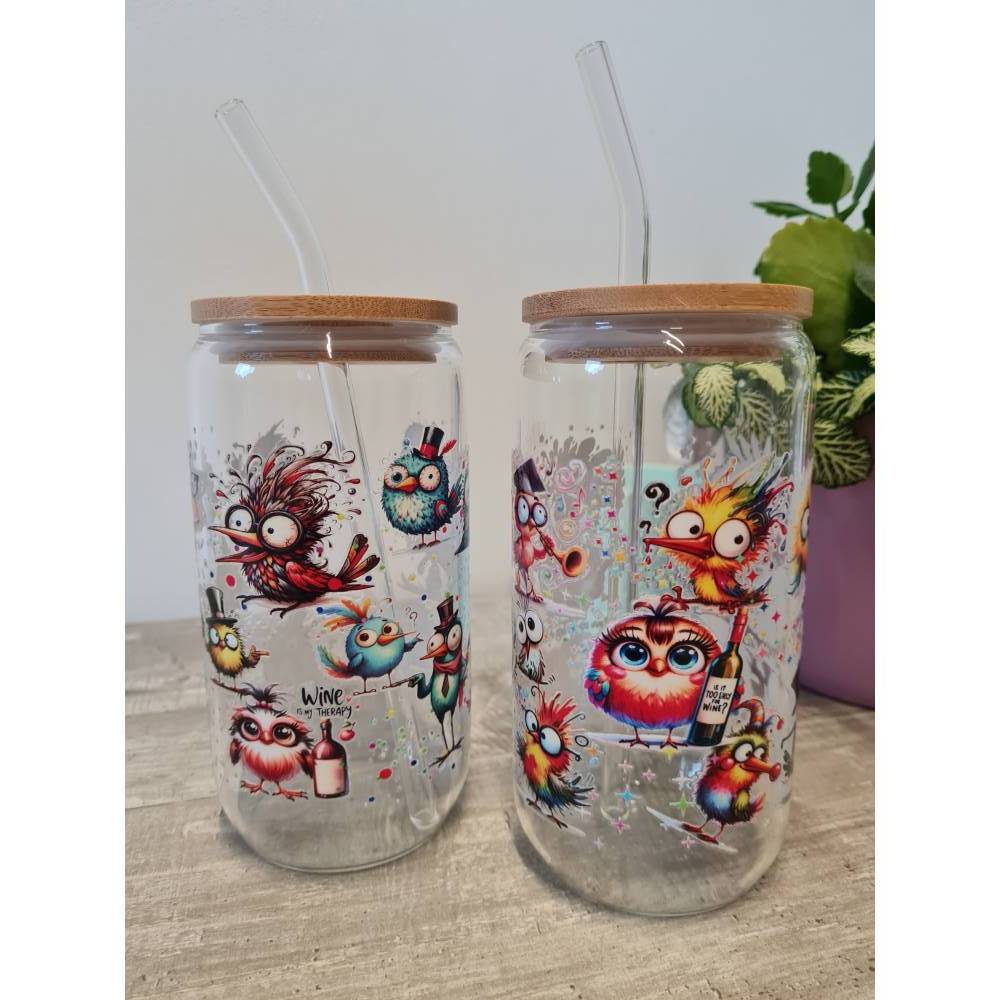 Trinkglas mit Bambusdeckel und Glasstrohhalm verrückte Vögel 470 ml
