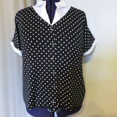 Sommerbluse mit Pünktchen und weißen Kragen, Größe 48