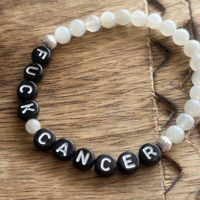 Statement-Armband „Fuck Cancer“ aus Mondstein und 925er-Silber – Handgefertigtes Mutmacher-Schmuckstück