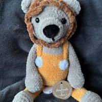 Baby Spieluhr Löwe Latzhose gehäkelt handmade Geschenk Geburt neu