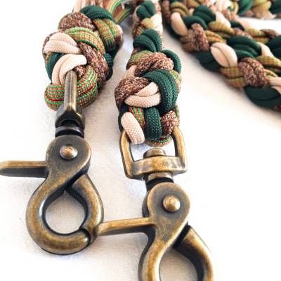 Dreifach verstellbare Hundeleine aus Paracord. Liebevoll handgeflochten aus 4 Farben mit 8 Strängen.