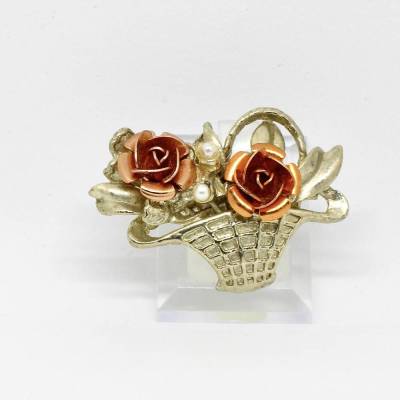 Florale Brosche Blumenkorb in Goldfarbe hell mit Rosenknospen und weiße Kunstperlen