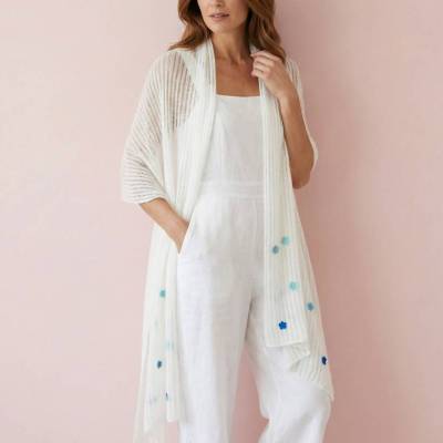 Weißer Mohair Schal mit blauen Blüten, gestrickte Stola Hochzeit, festliches Tuch für die Braut, Sommer Schultertuch